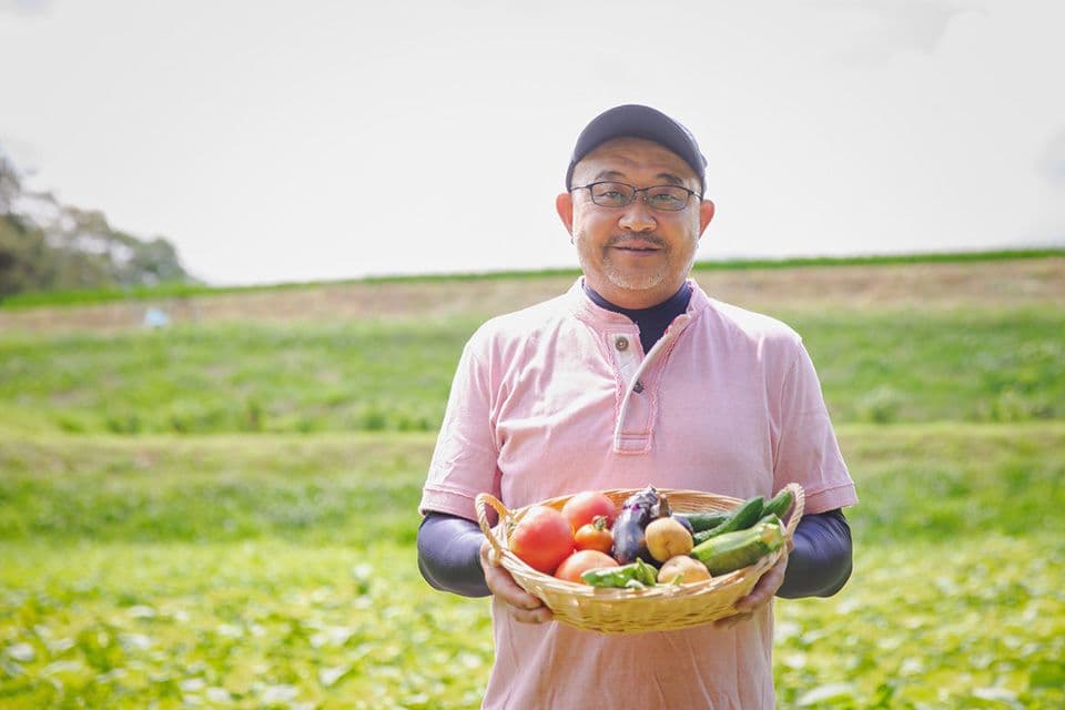 野菜作りをする農家さん